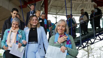 En primer plano, Rosmarie Wydler-Wälti con otras compañeras de la asociación en el Tribunal Europeo de Derechos Humanos, en Estrasburgo, tras conocer el fallo a su demanda.