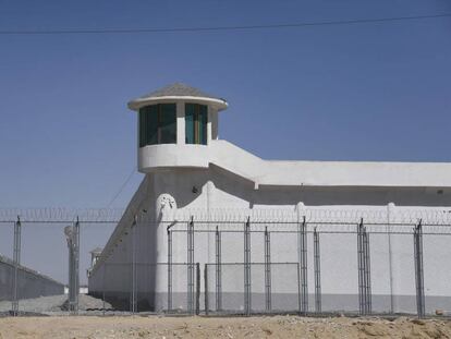 Torre de vigilancia en un llamado centro de internamiento en Xinjiang.