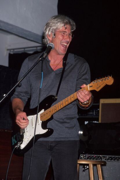 El actor Richard Gere tocando la guitarra, en una imagen de 2002