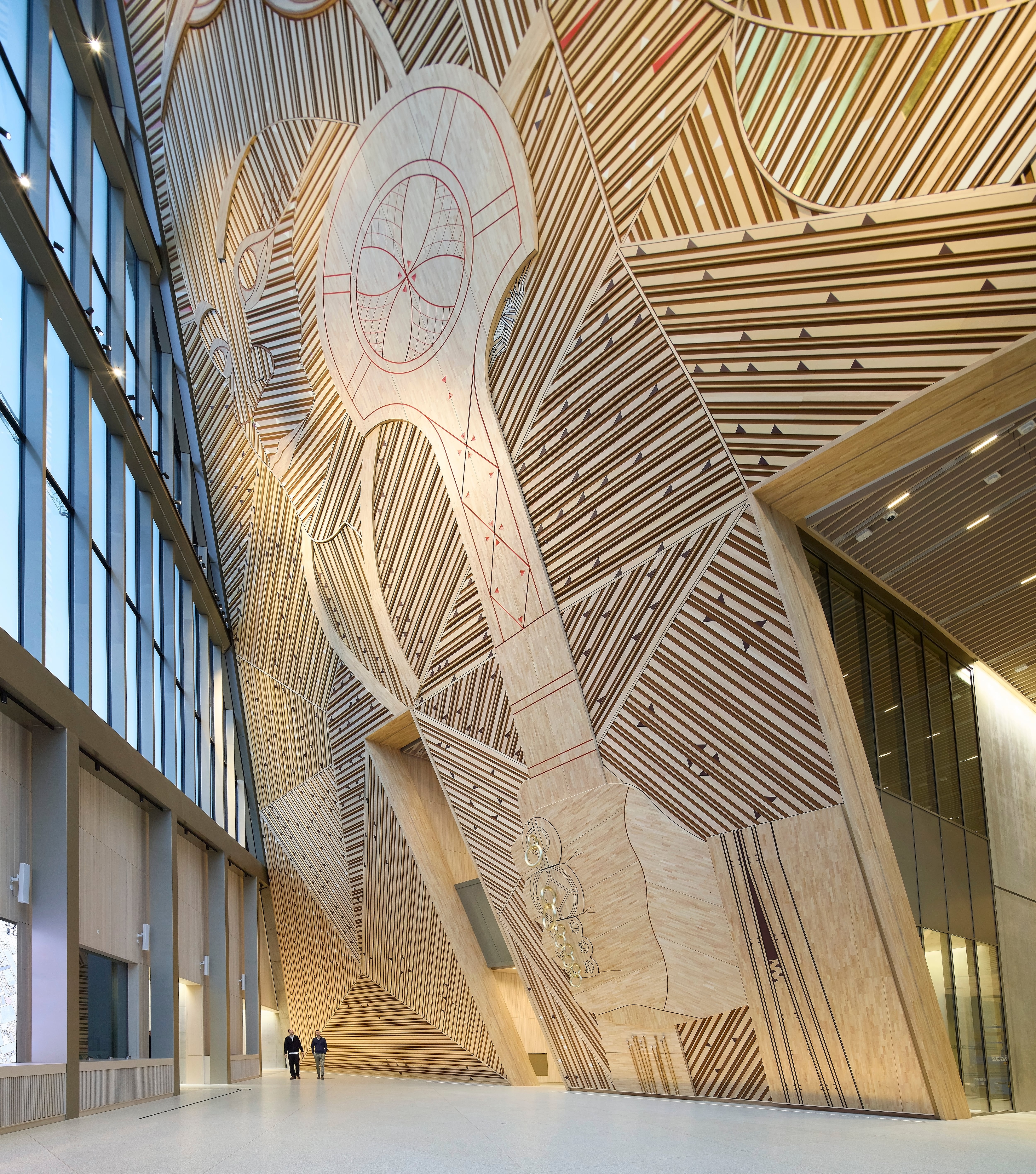 El diálogo industria-artesanía y los materiales locales construyen la identidad del nuevo inmueble.
