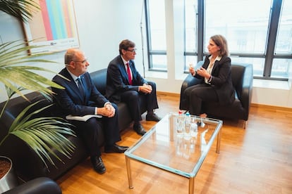 El consejero Jaume Duch y Salvador Illa y ka vicepresidenta Teresa Ribera.