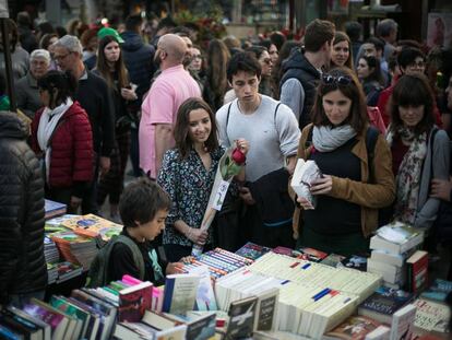 Un puesto de libros en Barcelona en el Sant Jordi del año pasado.