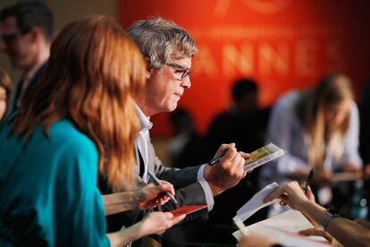 La actriz Julianne Moore y el director Todd Haynes firman autógrafos durante la rueda de prensa de la pelicula 'Wonderstruck'.