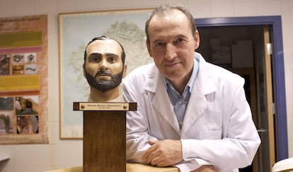 Fernando Serrulla junto a la reconstrucci&oacute;n facial de Manuel Blanco Romasanta en 2012.