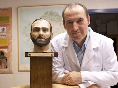 Fernando Serrulla junto a la reconstrucci&oacute;n facial de Manuel Blanco Romasanta en 2012.