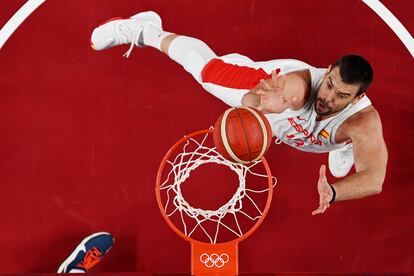 Marc Gasol encesta durante un partido de la ronda preliminar en los Juegos Olímpicos de Tokio, celebrados en 2021.