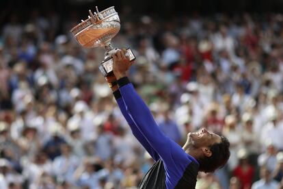 El tenista español Rafael Nadal celebra su 10º título de Roland Garros, certificando su condición de mejor jugador sobre tierra de la historia. El mallorquín destrozó (6-2, 6-3 y 6-1) a Stan Wawrinka y conquistó el 15º torneo grande de su legendaria carrera, el 11 de junio.