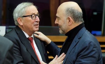 El presidente de la Comisión, Jean-Claude Juncker, junto a Pierre Moscovici.