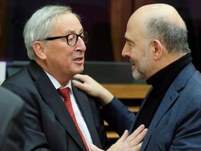 El presidente de la Comisión, Jean-Claude Juncker, junto a Pierre Moscovici.