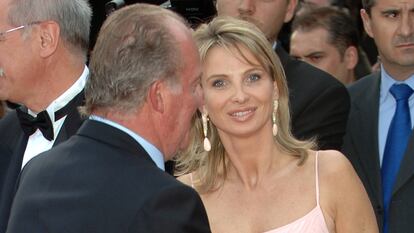 Juan Carlos I y Corinna Larsen se saludan en Barcelona en 2006.