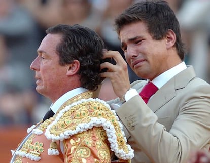 José María Manzanares padre (izquierda), junto con José María Manzanares hijo, el día del adiós del primero a las corridas de toros.