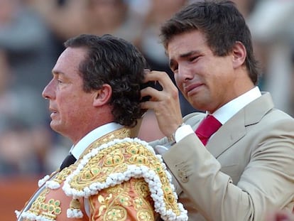 José María Manzanares padre (izquierda), junto con José María Manzanares hijo, el día del adiós del primero a las corridas de toros.