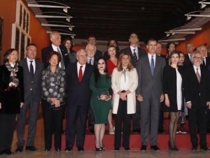 Los Reyes, en el centro, junto a los premiados y otras autoridades, en el Museo de Bellas Artes de Sevilla.