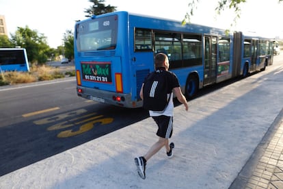 Un viajero intenta coger un autobus de la EMT en la estación de Metro de Sierra de Guadalupe.