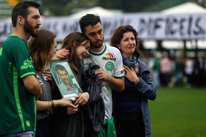 Familiares de una de las víctimas del accidente llegan al estadio Arena Condá de Chapecó (Brasil).