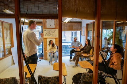 Un profesor imparte una clase en una academia de idiomas