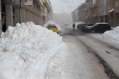 Vista de la nieve caída este jueves en Riaño (León), el jueves.