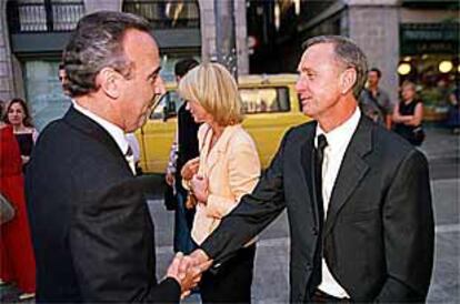 Gaspart y Cruyff se saludan, el sábado, con Dany,la mujer del ex técnico, al fondo.