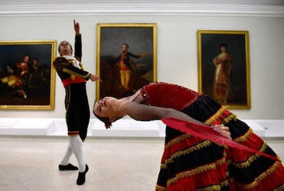 Bailarines del ballet de San Petersburgo interpretan el 'Lago de los Cisnes' en la Real Academia de las artes de San Fernando, en Madrid.