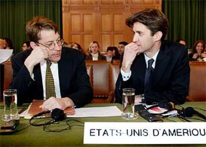 Clifton Johnson (izquierda) y David Kaye, de la delegación de EE UU, ayer en la Corte Internacional de La Haya.