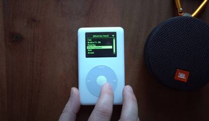 Un iPod de 2004 transmitiendo música desde Spotify