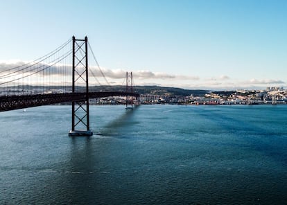 Puente de Lisboa, que cruza el estuario del río Tajo en su desembocadura en el Océano Atlántico.