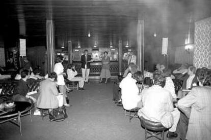 Acto en la cafetería del teatro María Guerrero en los años ochenta.