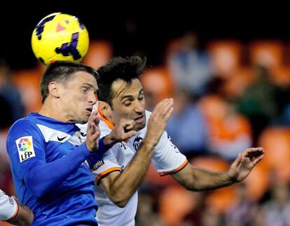 Dubarbier y Jonas pugnan por un bal&oacute;n.