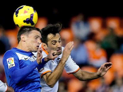 Dubarbier y Jonas pugnan por un bal&oacute;n.