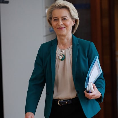 Brussels (Belgium), 19/06/2024.- President of the European Commission Ursula von der Leyen arrives at the European weekly Commission college meeting in Brussels, Belgium, 19 June 2024. The Commissioners Meeting will be followed by a press conference on the 2024 European Semester Spring package. (Bélgica, Bruselas) EFE/EPA/OLIVIER MATTHYS