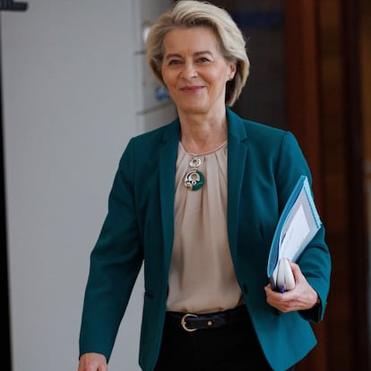 Brussels (Belgium), 19/06/2024.- President of the European Commission Ursula von der Leyen arrives at the European weekly Commission college meeting in Brussels, Belgium, 19 June 2024. The Commissioners Meeting will be followed by a press conference on the 2024 European Semester Spring package. (Bélgica, Bruselas) EFE/EPA/OLIVIER MATTHYS
