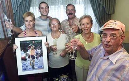 La hermana, con su novio, los padres y los abuelos de Iban Mayo celebran la victoria.