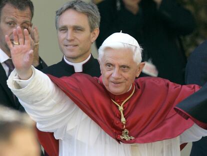 Benedicto XVI saluda durante una visita a la ciudad alemana de Regensburg, el 13 de septiembre de 2006.
