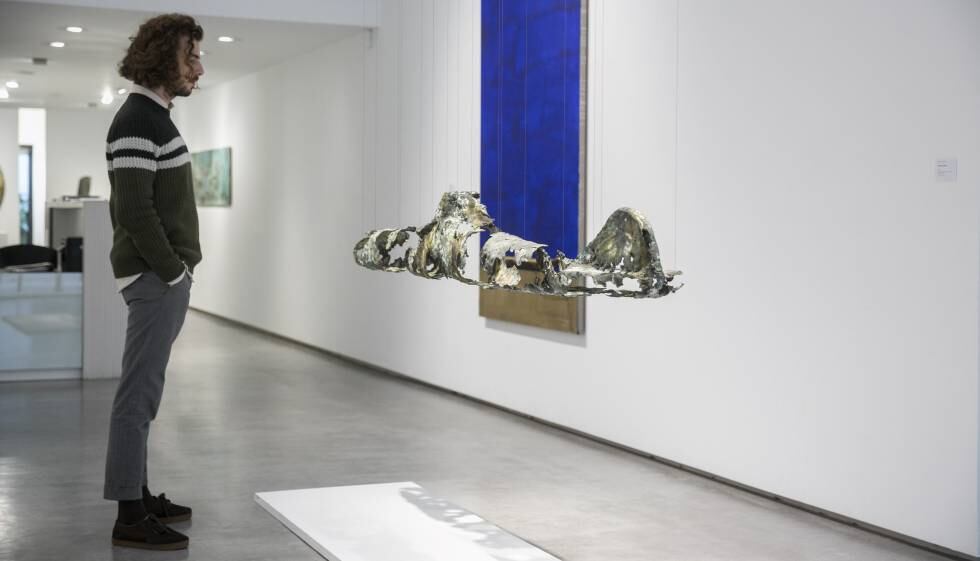La obra 'Hanging Submarine', de Riera i Aragó (2018), en la galería Marlborough de Barcelona.
