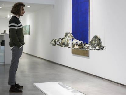 La obra 'Hanging Submarine', de Riera i Aragó (2018), en la galería Marlborough de Barcelona.