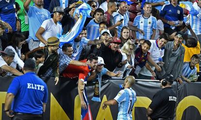 Mascherano celebra la victoria con los aficionados.
