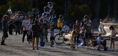 Turistas en la Plaza de España en Sevilla