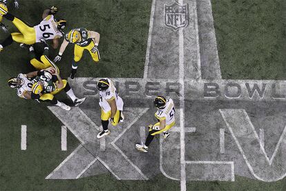 Prespectiva aérea de un lance del encuentro. Ziggy Hood frena el avance de Aaron Rodgers, elegido Jugador Más Valioso de la 'Super Bowl'.