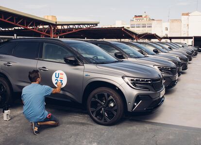 Colocación de los logotipos en los coches de la presidencia, el 4 de junio. Sánchez decidió que estos fueran híbridos y fabricados en España.