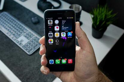 Uso de un iPhone de Apple con la pantalla encendida