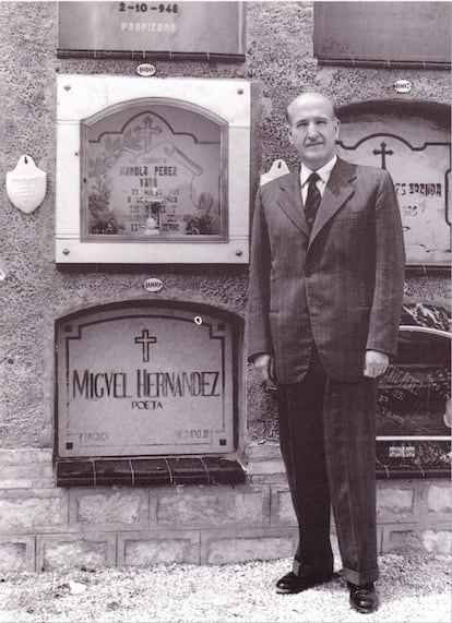 El poeta Vicente Aleixandre ante la tumba de Miguel Hernández. Aleixandre, premio Nobel de literatura en 1977, fue uno de los mejores amigos del poeta oriolano.