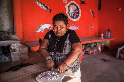 Brígida Martínez, de 56 años e integrante de la Cooperativa Mujeres Pescadoras del Manglar, se encuentra en el comedor que es gestionado por la entidad. Ahora está temporalmente cerrado por la falta de clientes a causa de la pandemia.