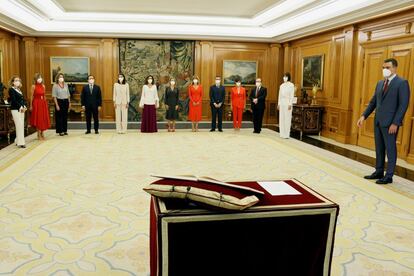 El presidente del Ejecutivo, Pedro Sánchez (derecha), junto a los miembros que conforman su nuevo equipo de Gobierno, durante el acto de toma de posesión de los nuevo nombramientos.