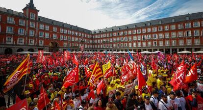 Manifestantes en la Plaza Mayor de Madrid.