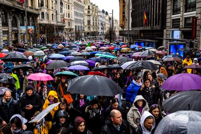 Centenares de personas a su paso por la Gran Vía de Madrid durante la manifestación del 8M.