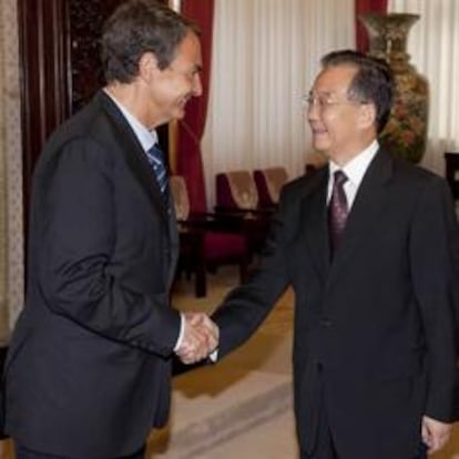 El presidente del Gobierno español, José Luis Rodríguez Zapatero (i), saluda al primer ministro chino, Wen Jiabao, antes de su reunión en Pekín (China), hoy, 31 de agosto de 2010. Zapatero finaliza hoy su visita a China, desde donde partirá hacia Japón