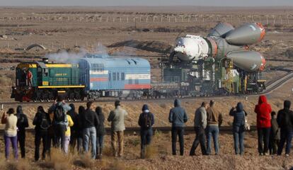 Vista del cohete de refuerzo Soyuz-FG de Rusia con la nave espacial Soyuz MS-15, en el Cosmódromo de Baikonur (Kazajistán). El lanzamiento de la nueva misión de la Estación Espacial Internacional (EEI) está programado para el miércoles 25 de septiembre y en ella participarán el cosmonauta ruso Oleg Skripochka, la astronauta estadounidense Jessica Meir y la astronauta de los Emiratos Árabes Unidos Hazza Al Mansuri.