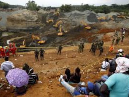 Vista general de la zona de derrumbe durante las labores de rescate luego de que un alud de tierra sepultara un grupo de personas en una mina artesanal de oro en la vereda San Antonio, zona rural del municipio de Santander de Quilichao, en el departamento Cauca.