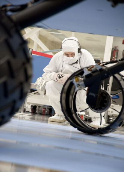 Los t&eacute;cnicos comprueban el avance de las ruedas del Curiosity antes de su lanzamiento. 