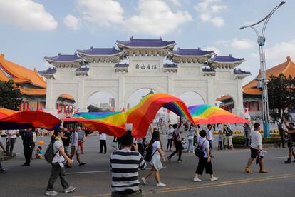 El desfile de Taipei (el último sábado de cada mes de octubre; el 26 de octubre en 2019) pone fin a cuatro días de Orgullo en Taiwán. Se ha convertido en una de las mayores marchas arcoíris de Asia: el año pasado congregó a más de 80.000 personas. Comienza en Kaidagelan Blvd, para moverse por la capital taiwanesa y terminar donde empezó, aproximadamente dos horas después. A continuación llega la fiesta, con actuaciones de celebridades locales que muestran así su apoyo a la causa. Durante todo ese fin de semana se suceden las sesiones de DJs venidos de todas partes del continente y del planeta. Quizás uno de los saraos más famosos sea el del W Hotel Taipei, la misma noche del desfile. Más información: <a href="https://www.gaytaipei4u.com/" target="_blank">gaytaipei4u.com</a>